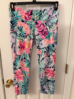 Women’s Cropped Floral Capri Leggings - Slathouse Soirée